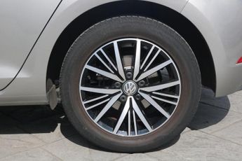 VOLKSWAGEN GOLF HATCHBACK 1.4 SE NAVIGATION TSI BLUEMOTION TECHNOLOGY DSG 5DR Semi Automat