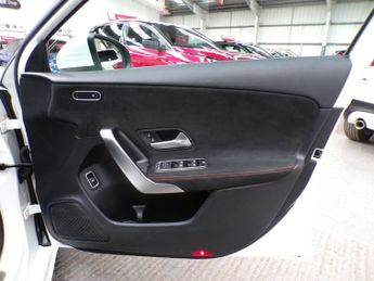 MERCEDES-BENZ A-CLASS 1.3 A 180 AMG LINE EXECUTIVE 4DR Automatic