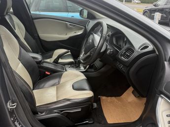 VOLVO V40 2.0 D2 CROSS COUNTRY LUX NAV 5DR Automatic
