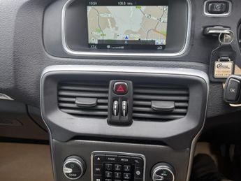 VOLVO V40 2.0 D2 CROSS COUNTRY LUX NAV 5DR Automatic