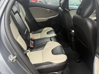 VOLVO V40 2.0 D2 CROSS COUNTRY LUX NAV 5DR Automatic