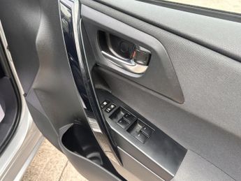TOYOTA AURIS 1.8 VVT-I DESIGN 5DR CVT