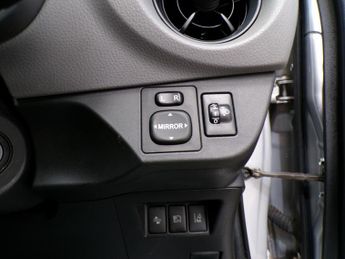 TOYOTA YARIS 1.5 VVT-I ACTIVE 5DR CVT