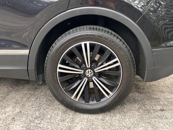 VOLKSWAGEN TIGUAN 2.0 SE NAVIGATION TDI BMT DSG 5DR Semi Automatic