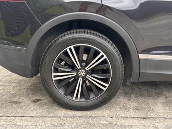 VOLKSWAGEN TIGUAN 2.0 SE NAVIGATION TDI BMT DSG 5DR Semi Automatic
