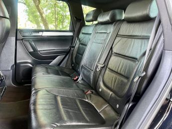 VOLKSWAGEN TOUAREG 3.0 V6 R-LINE TDI BLUEMOTION TECHNOLOGY 5DR Automatic
