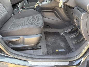 PEUGEOT 5008 1.6 HDI EXCLUSIVE 5DR Manual