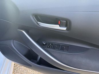 TOYOTA COROLLA 1.8 ICON TECH 5DR CVT