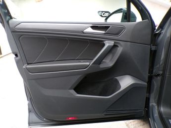 VOLKSWAGEN TIGUAN 1.5 R-LINE TSI DSG 5DR Semi Automatic