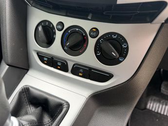 FORD FOCUS 1.6 ZETEC NAVIGATOR TDCI 5DR Manual
