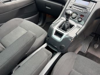PEUGEOT 5008 1.6 HDI EXCLUSIVE 5DR Manual