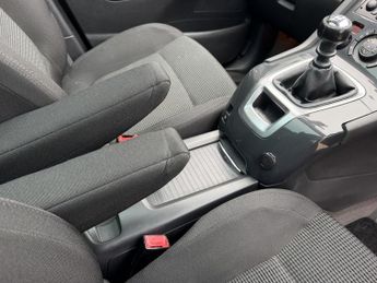 PEUGEOT 5008 1.6 HDI EXCLUSIVE 5DR Manual