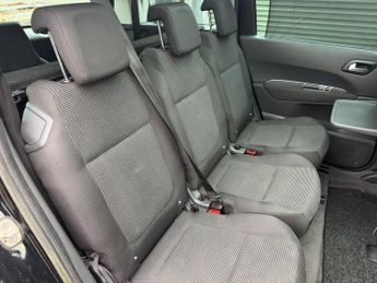 PEUGEOT 5008 1.6 HDI EXCLUSIVE 5DR Manual