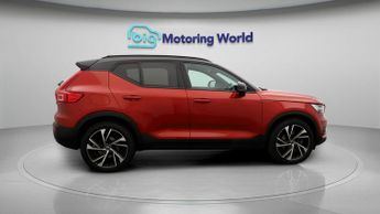 Volvo XC40 B4 R-DESIGN PRO
