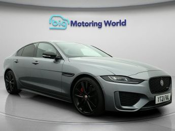 Jaguar XE R-DYNAMIC BLACK