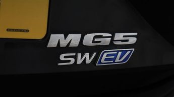 MG MG5 EXCLUSIVE