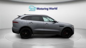 Jaguar F-Pace R-DYNAMIC BLACK