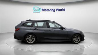 BMW 3 Series 330E SE PRO