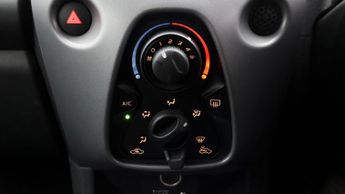 Toyota AYGO VVT-I X-PLAY X-SHIFT TSS