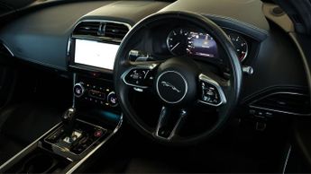 Jaguar XE R-DYNAMIC BLACK