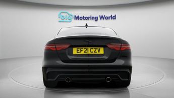 Jaguar XE R-DYNAMIC BLACK