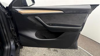 Tesla Model Y LONG RANGE AWD
