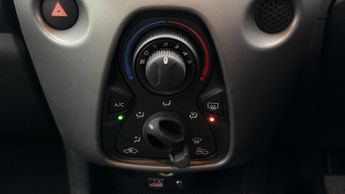 Toyota AYGO VVT-I X-PLAY X-SHIFT TSS