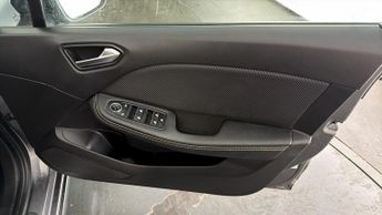Renault Clio E-TECH ENGINEERED