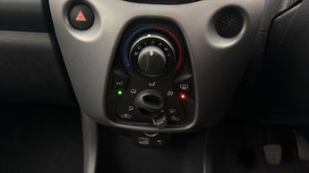 Toyota AYGO VVT-I X-PLAY X-SHIFT TSS