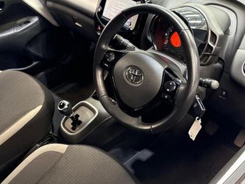 TOYOTA AYGO 1.0 VVT-i X-Trend TSS 5dr x-shift
