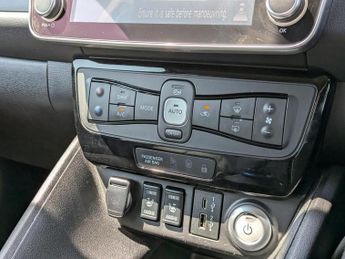 Nissan Leaf 39kWh Tekna Hatchback 5dr Electric Auto (150 ps)
