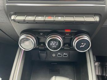 Renault Clio 1.6 E-TECH techno Hatchback 5dr Petrol Hybrid Auto Euro 6 (s/s) 