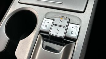 Hyundai KONA 64kWh Premium SUV 5dr Electric Auto (10.5kW Charger) (204 ps)