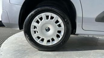 Vauxhall Combo Life Electric 52kWh Design MPV 5dr Electric Auto (7.4kW Charger) (136 ps)