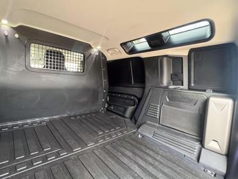 Land Rover Defender 110 3.0 D250 MHEV SE Hard Top SUV Auto 4WD MWB Euro 6 (s/s) 5dr