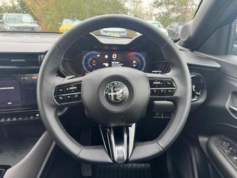 Alfa Romeo Junior 1.2 MHEV Ibrida e-DCT Euro 6 (s/s) 5dr