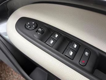 Fiat 600 1.2 MHEV La Prima SUV 5dr Petrol Hybrid e-DCT Euro 6 (s/s) (136 