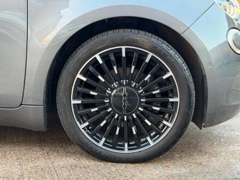 Fiat 500e 42kWh La Prima Hatchback 3dr Electric Auto (118 ps)