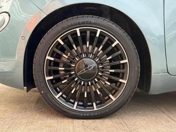Fiat 500e 42kWh La Prima Hatchback 3dr Electric Auto (118 ps)