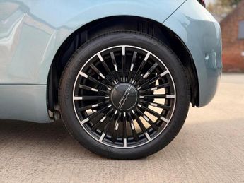 Fiat 500e 42kWh La Prima Hatchback 3dr Electric Auto (118 ps)