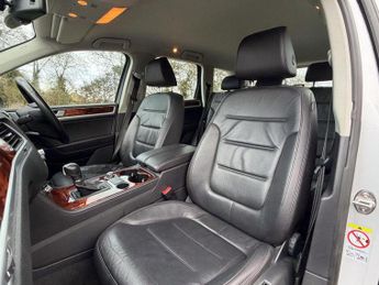 Volkswagen Touareg 3.0 TDI V6 BlueMotion Tech SE Tiptronic 4WD Euro 5 (s/s) 5dr