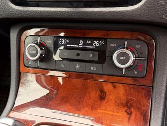 Volkswagen Touareg 3.0 TDI V6 BlueMotion Tech SE Tiptronic 4WD Euro 5 (s/s) 5dr