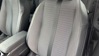 Peugeot E-2008 50kWh Allure Premium SUV 5dr Electric Auto (136 ps)