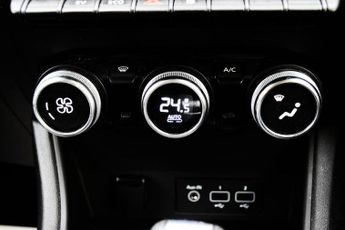 Renault Captur 1.6 E-TECH evolution SUV 5dr Petrol Hybrid Auto Euro 6 (s/s) (14