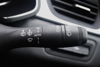 Renault Captur 1.6 E-TECH evolution SUV 5dr Petrol Hybrid Auto Euro 6 (s/s) (14