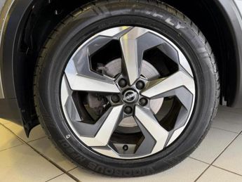 Nissan Qashqai 1.3 DIG-T MHEV N-Connecta SUV 5dr Petrol Hybrid XTRONIC