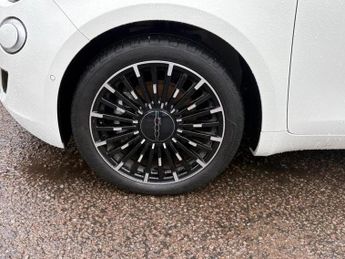 Fiat 500e 42kWh La Prima Hatchback 3dr Electric Auto (118 ps)