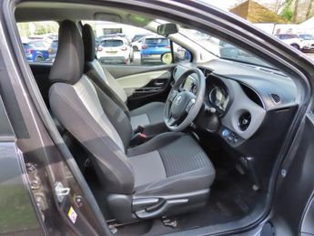 Toyota Yaris 1.5 VVT-h Icon Tech Hatchback 5dr Petrol Hybrid E-CVT Euro 6 (s/