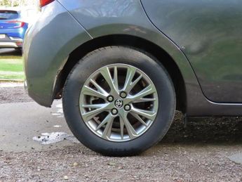 Toyota Yaris 1.5 VVT-h Icon Tech Hatchback 5dr Petrol Hybrid E-CVT Euro 6 (s/