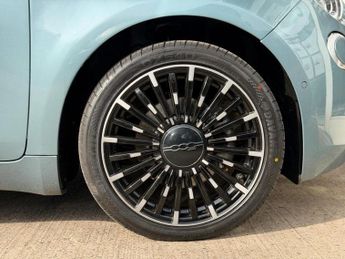 Fiat 500e 42kWh La Prima Hatchback 3dr Electric Auto (118 ps)